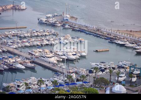 La côte pittoresque de Sidi Bou Said avec le Grand Haven, plein de yachts. Yachts et bateaux du port de Sidi Bou Said, Tunisie Banque D'Images