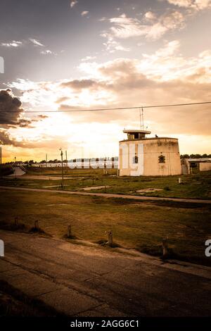 La tour Martello à Clacton On Sea au coucher du soleil, le lever du soleil, dans l'Essex, les batteries et les stations du signal à gauche plus de la guerre, la défense civile Banque D'Images