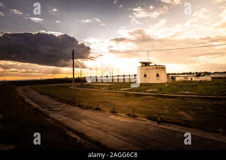 La tour Martello à Clacton On Sea au coucher du soleil, le lever du soleil, dans l'Essex, les batteries et les stations du signal à gauche plus de la guerre, la défense civile Banque D'Images