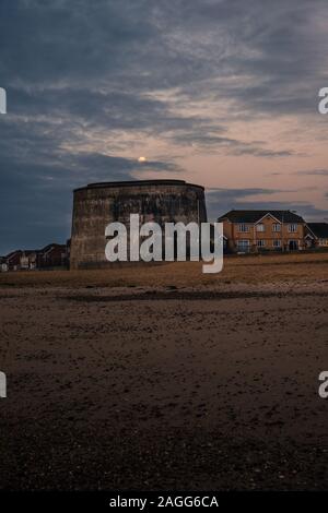 La tour Martello à Clacton On Sea au coucher du soleil, le lever du soleil, dans l'Essex, les batteries et les stations du signal à gauche plus de la guerre, la défense civile Banque D'Images