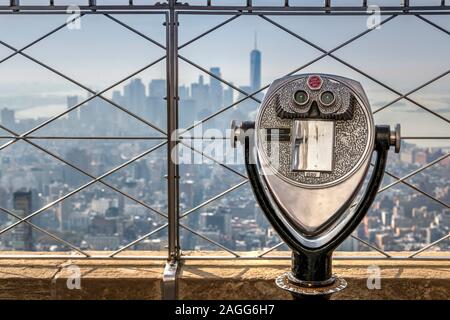 Télescope avec troubles de Lower Manhattan skyline en arrière-plan, l'Empire State Building's observation deck, Manhattan, New York, USA Banque D'Images