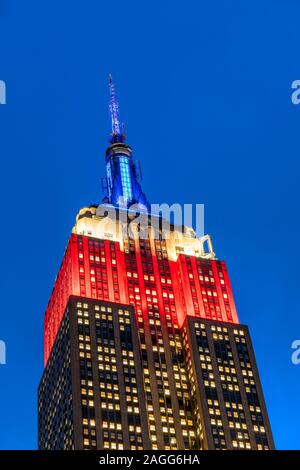 L'Empire State Building illuminé en l'honneur des anciens combattants journée avec les couleurs du drapeau des États-Unis d'Amérique, Manhattan, New York, USA Banque D'Images