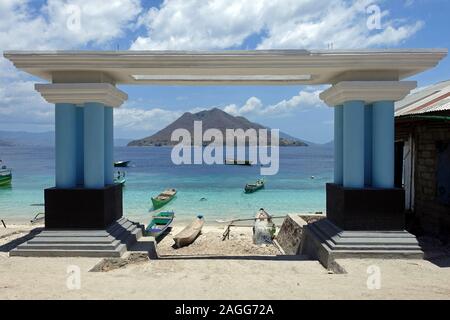 Alor - Indonésie sur l'Île du stone gate Buaya vue de l'île de Ternate Banque D'Images