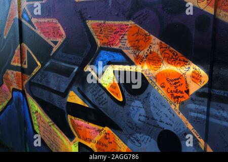 Messages & graffiti sur le mur de la paix, ou la paix, le long de la ligne de Cupar Way à Belfast. C'est une des nombreuses barrières de séparation en Irlande du Nord Banque D'Images