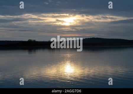 Rangsdorf, Allemagne. Dec 16, 2019. Ciel du soir sur le lac de Rangsdorf. Le 244-hectare lac peu profond est à seulement 1,5 mètres de profondeur dans des endroits populaires et un lieu de repos pour de nombreuses espèces d'oiseaux. Credit : Soeren Stache/dpa-Zentralbild/ZB/dpa/Alamy Live News Banque D'Images