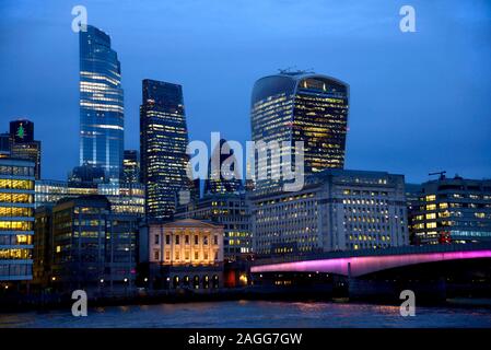 Londres, Angleterre, Royaume-Uni. La ville de Londres et London Bridge at night, vu de la rive sud Banque D'Images