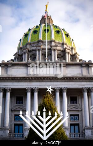 L'image d'une menorah devant un arbre de Noël en face de la Pennsylvania State Capitol à Harrisburg, PA. Crédit : Chris Baker Fondation Evens Banque D'Images