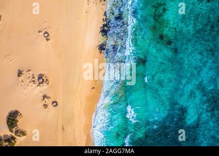 Fuerteventura. Vulcano Beach. Les vagues. Vue de dessus d'un drone à la baie. Espagne Banque D'Images