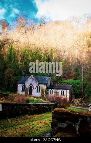 Une vieille maison abandonnée, spooky effrayant, de l'église dans les bois, situé dans le Derbyshire Peak District National Park, halloween, image de couverture de livre Banque D'Images