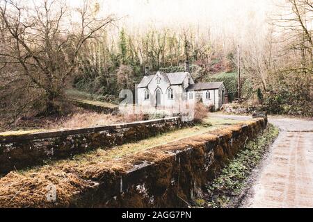 Une vieille maison abandonnée, spooky effrayant, de l'église dans les bois, situé dans le Derbyshire Peak District National Park, halloween, image de couverture de livre Banque D'Images