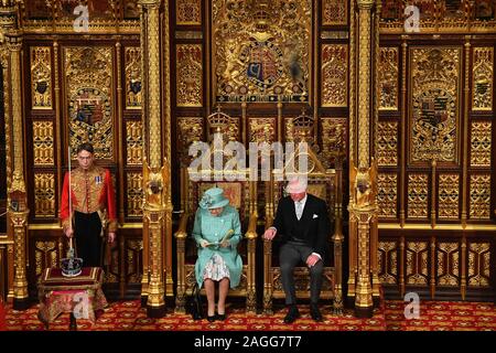 La reine Elizabeth II aux côtés du Prince de Galles, livre le discours de la reine lors de l'État Ouverture du Parlement par la reine Elizabeth II, à la Chambre des Lords au Palais de Westminster à Londres. Banque D'Images