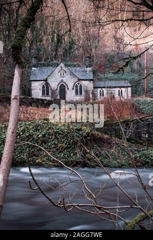 Une vieille maison abandonnée, spooky effrayant, de l'église dans les bois, situé dans le Derbyshire Peak District National Park, halloween, image de couverture de livre Banque D'Images