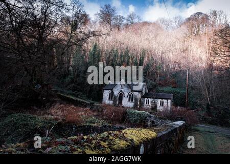 Une vieille maison abandonnée, spooky effrayant, de l'église dans les bois, situé dans le Derbyshire Peak District National Park, halloween, image de couverture de livre Banque D'Images