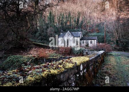 Une vieille maison abandonnée, spooky effrayant, de l'église dans les bois, situé dans le Derbyshire Peak District National Park, halloween, image de couverture de livre Banque D'Images