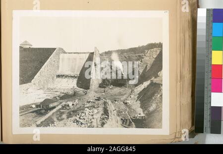 Une collection de photographies distinct accompagné d'un document dactylographié, classées liste de titres. Le CAC. Hdq. S. 536 ; Kensico reservoir. Voir showning excavation de vieux barrage Kensico en cours. Contrat 9. 13 octobre, 1911. Banque D'Images