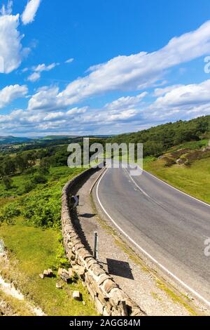 Une liquidation de la route sinueuse qui traverse le parc national de Peak District, dans le Derbyshire, la belle campagne anglaise, UK Banque D'Images