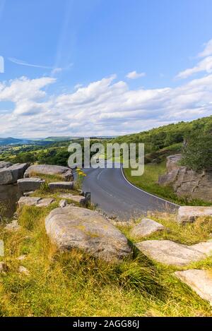 Une liquidation de la route sinueuse qui traverse le parc national de Peak District, dans le Derbyshire, la belle campagne anglaise, UK Banque D'Images