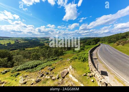 Une liquidation de la route sinueuse qui traverse le parc national de Peak District, dans le Derbyshire, la belle campagne anglaise, UK Banque D'Images