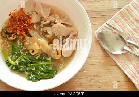 Grand avec des nouilles sautées au porc sauce sauce sur la cuvette Banque D'Images