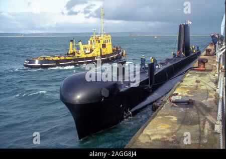 HMS Osiris (S13) sous-marin de classe Oberon en 1989, elle a servi dans la Marine royale à partir de 1964 avant de payer en 1989 Banque D'Images