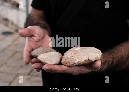 Miilya, Israël. Au 18 décembre, 2019. Archéologue, M. RABEI KHAMISY, Université de Haïfa, est titulaire d'ax chefs sous les ruines du château d'excavation en Miilya. Les excavations de l'ère des Croisades découvert plus grande winery avec deux étages du sur place, ont été conclues en Miilya. Les 750 ménages résidents, totalement composé de grec melkite catholique, un financement privé la fouille archéologique menée par l'Miilya né d'archéologue. Credit : Alon Nir/Alamy Live News Banque D'Images