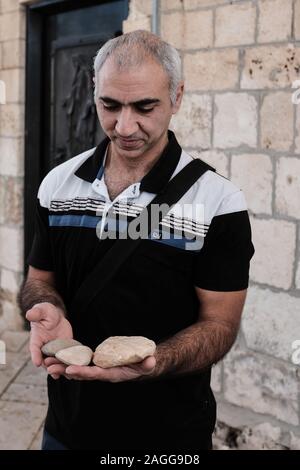 Miilya, Israël. Au 18 décembre, 2019. Archéologue, M. RABEI KHAMISY, Université de Haïfa, est titulaire d'ax chefs sous les ruines du château d'excavation en Miilya. Les excavations de l'ère des Croisades découvert plus grande winery avec deux étages du sur place, ont été conclues en Miilya. Les 750 ménages résidents, totalement composé de grec melkite catholique, un financement privé la fouille archéologique menée par l'Miilya né d'archéologue. Credit : Alon Nir/Alamy Live News Banque D'Images