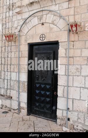 Miilya, Israël. Au 18 décembre, 2019. Les 750 ménages résidant dans la ville grecque-catholique melkite de Miilya préparer pour Noël. Les excavations de l'ère des Croisades découvert plus grande winery avec deux étages du sur place ont été conclus récemment dans la ville. La fouille a été menée par Miilya né archéologue, M. Rabei Khamisy, Université de Haïfa. Sous les ruines d'un ancien château datant de 1160 CE, construit par le Roi Baudouin III, hébergement Salma Assaf a découvert des notes sous une pierre lâche tout en nettoyant sa maison. Credit : Alon Nir/Alamy Live News Banque D'Images