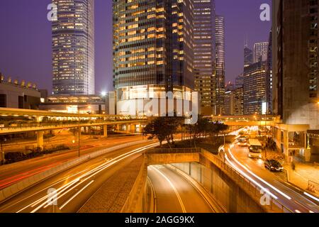 Des toits de bâtiments de bureaux à Connaught Road, Chung Wan (district central), l'île de Hong Kong, Hong Kong, Chine. Banque D'Images