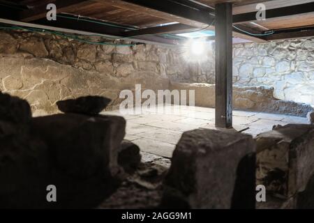 Miilya, Israël. Au 18 décembre, 2019. Les excavations de l'ère des Croisades découvert plus grande winery avec deux étages du sur place ont été conclus récemment dans la ville de Miilya. Les 750 ménages résidents, totalement composé de grec melkite catholique, un financement privé la fouille archéologique menée par Miilya né archéologue, M. Rabei Khamisy, Université de Haïfa. Sous les ruines d'un ancien château datant de 1160 CE, construit par le Roi Baudouin III, hébergement Salma Assaf a découvert des notes sous une pierre lâche tout en nettoyant sa maison. Assaf de neuf Chateau du Roi Restaurant est situé dans la ré Banque D'Images