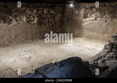 Miilya, Israël. Au 18 décembre, 2019. Les excavations de l'ère des Croisades découvert plus grande winery avec deux étages du sur place ont été conclus récemment dans la ville de Miilya. Les 750 ménages résidents, totalement composé de grec melkite catholique, un financement privé la fouille archéologique menée par Miilya né archéologue, M. Rabei Khamisy, Université de Haïfa. Sous les ruines d'un ancien château datant de 1160 CE, construit par le Roi Baudouin III, hébergement Salma Assaf a découvert des notes sous une pierre lâche tout en nettoyant sa maison. Assaf de neuf Chateau du Roi Restaurant est situé dans la ré Banque D'Images