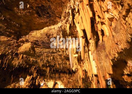 La grotte de Drogarati sur l'île de Céphalonie allumé en orange, Grèce Banque D'Images