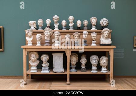 Sculpture classique, vue sur une collection de bustes romains et grecs classiques, situés sur une table d'exposition dans le musée NY Carlsberg Glyptotek à Copenhague. Banque D'Images