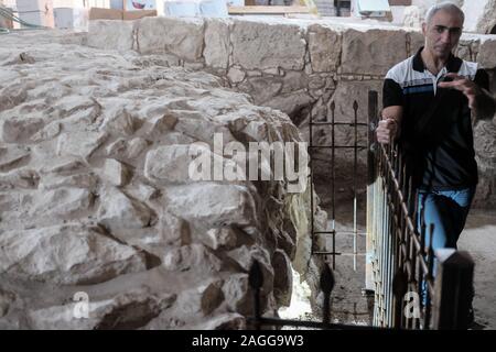 Miilya, Israël. Au 18 décembre, 2019. Les excavations de l'ère des Croisades découvert plus grande winery avec deux étages du sur place ont été conclus récemment dans la ville de Miilya. Les 750 ménages résidents, totalement composé de grec melkite catholique, un financement privé la fouille archéologique menée par Miilya né archéologue, M. Rabei Khamisy, Université de Haïfa. Sous les ruines d'un ancien château datant de 1160 CE, construit par le Roi Baudouin III, hébergement Salma Assaf a découvert des notes sous une pierre lâche tout en nettoyant sa maison. Assaf de neuf Chateau du Roi Restaurant est situé dans la ré Banque D'Images