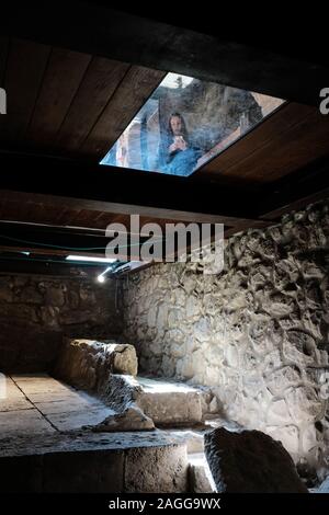 Miilya, Israël. Au 18 décembre, 2019. Les excavations de l'ère des Croisades découvert plus grande winery avec deux étages du sur place ont été conclus récemment dans la ville de Miilya. Les 750 ménages résidents, totalement composé de grec melkite catholique, un financement privé la fouille archéologique menée par Miilya né archéologue, M. Rabei Khamisy, Université de Haïfa. Sous les ruines d'un ancien château datant de 1160 CE, construit par le Roi Baudouin III, hébergement Salma Assaf a découvert des notes sous une pierre lâche tout en nettoyant sa maison. Assaf de neuf Chateau du Roi Restaurant est situé dans la ré Banque D'Images