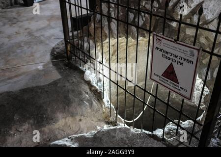 Miilya, Israël. Au 18 décembre, 2019. Les excavations de l'ère des Croisades découvert plus grande winery avec deux étages du sur place ont été conclus récemment dans la ville de Miilya. Les 750 ménages résidents, totalement composé de grec melkite catholique, un financement privé la fouille archéologique menée par Miilya né archéologue, M. Rabei Khamisy, Université de Haïfa. Sous les ruines d'un ancien château datant de 1160 CE, construit par le Roi Baudouin III, hébergement Salma Assaf a découvert des notes sous une pierre lâche tout en nettoyant sa maison. Assaf de neuf Chateau du Roi Restaurant est situé dans la ré Banque D'Images