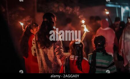 Jorhat, Assam, Inde. Dec 19, 2019. Les manifestants prend part à une manifestation contre l'amendement du gouvernement indien Citizen Act (CAA) à Jorhat, Assam, Inde le 19 décembre 2019. La loi donnera à la nationalité indienne de l'homme à des réfugiés d'hindous, sikhs, bouddhistes, jaïns, Parsi ou communautés chrétiennes en provenance d'Afghanistan, le Bangladesh et le Pakistan. Credit : Luit Chaliha/ZUMA/Alamy Fil Live News Banque D'Images