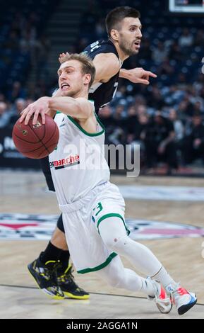 Belgrade, Serbie. Dec 18, 2019. Ludovic Beyhurst de Limoges Csp est en concurrence contre Nemanja Gordic de Partizan Belgrade Nis. Credit : Nikola Krstic/Alamy Live News Banque D'Images