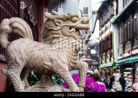 Kylin Pierre (Qilin) statue de chenghuang temple Shanghai, Chine. Un hooved mythique créature chimérique connu en chinois et d'autres cultures d'Asie de l'Est Banque D'Images