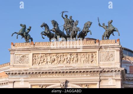 Statue en bronze quadriga de Mario Rutelli Teatro Politeama Palerme Sicile Banque D'Images