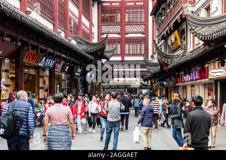 Beaucoup de touristes à la zone commerçante de Chenghuang Temple (temple du dieu de la ville) un haut lieu touristique à Shanghai Chine Banque D'Images