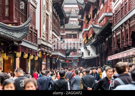 Beaucoup de touristes à la zone commerçante de Chenghuang Temple (temple du dieu de la ville) un haut lieu touristique à Shanghai Chine Banque D'Images