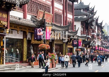 Beaucoup de touristes à la zone commerçante de Chenghuang Temple (temple du dieu de la ville) un haut lieu touristique à Shanghai Chine Banque D'Images