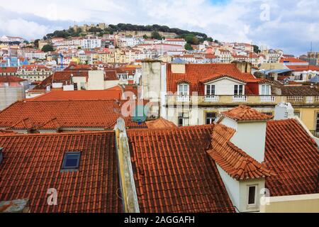 Lisbonne, Portugal : les toits du centre-ville de Baixa sommaire vers le château Sao Jorge, vu de l'ascenseur de Santa Justa. Banque D'Images