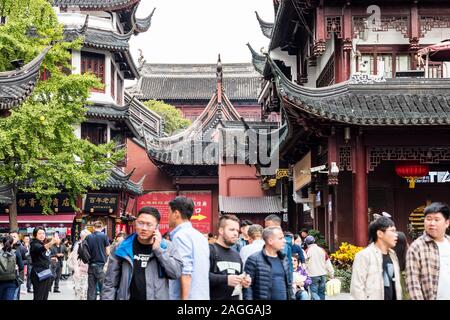 Beaucoup de touristes à la zone commerçante de Chenghuang Temple (temple du dieu de la ville) un haut lieu touristique à Shanghai Chine Banque D'Images