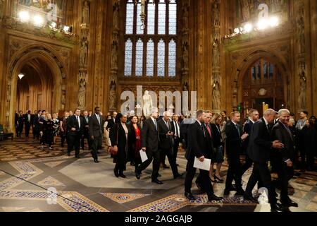 Les membres du Parlement processus par le hall central de la chambre des Lords à la Chambre des communes à la suite de l'État Ouverture du Parlement par la reine Elizabeth II, à la Chambre des Lords au Palais de Westminster à Londres. Banque D'Images