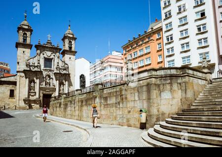 Coruña, Espagne : une femme marche vers l'église Saint Georges (Iglesia de San Jorge) Banque D'Images