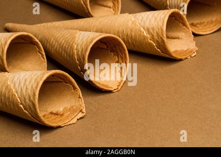 Ice cream cones sur un fond brun Banque D'Images