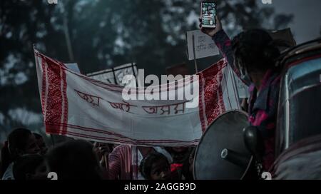 Jorhat, Assam, Inde. Dec 19, 2019. Les manifestants prend part à une manifestation contre l'amendement du gouvernement indien Citizen Act (CAA) à Jorhat, Assam, Inde le 19 décembre 2019. La loi donnera à la nationalité indienne de l'homme à des réfugiés d'hindous, sikhs, bouddhistes, jaïns, Parsi ou communautés chrétiennes en provenance d'Afghanistan, le Bangladesh et le Pakistan. Credit : Luit Chaliha/ZUMA/Alamy Fil Live News Banque D'Images