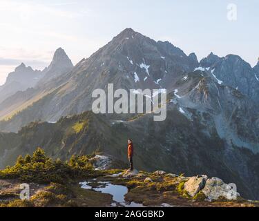 Male hiker enjoying view sur le pic, Winchester Mountain, North Cascades, Washington, USA Banque D'Images