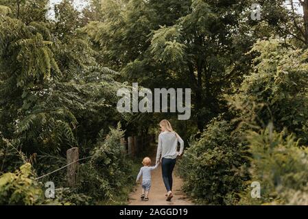 Mère et fils prenant promenade en forêt Banque D'Images